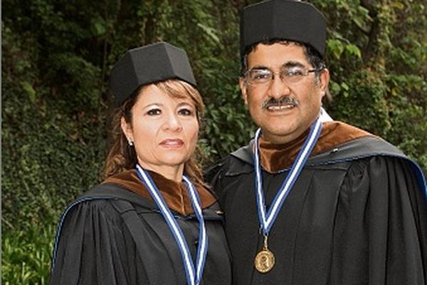 Esposos Lydia Reyes de Reyes y Samuel Reyes Gómez, graduandos. (Foto Prensa Libre: Edwin Castro)
