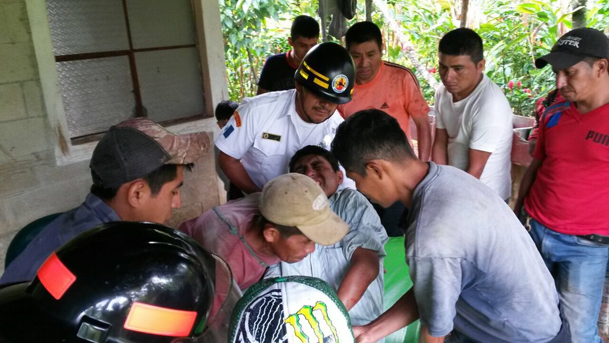 Victoriano Cu Yat permaneció en el fondo de un barranco durante más de 12 horas, en Saxoc, Cobán, Alta Verapaz (Foto Prensa Libre: Eduardo Sam)