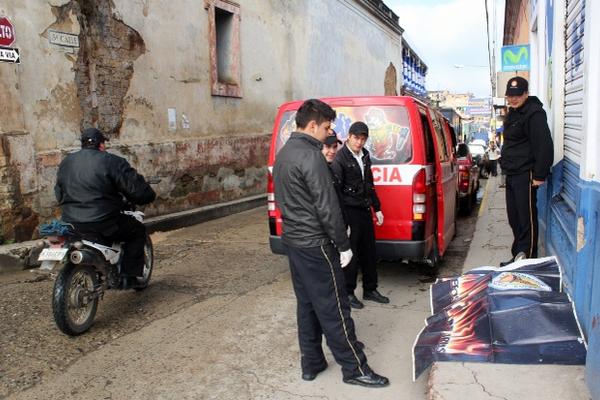 Bomberos observan el cadáver encontrado detrás de la Gobernación Departamental de Santa Cruz del Quiché. (Foto Prensa Libre: Óscar Figueroa) <br _mce_bogus="1"/>