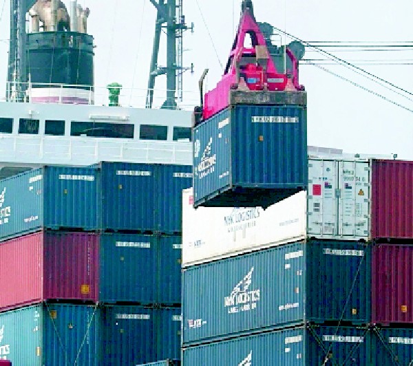 Cae la compra de bienes debido a la reducción del precio internacional del petróleo. (Foto Prensa Libre: BENILDO CONCOGUÁ))