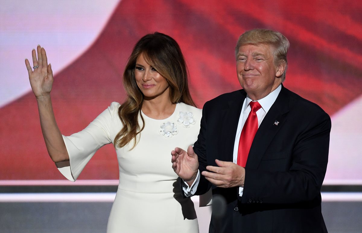 Melania Trump dijo que quizá Trump no sabía que micrófono estaba encendido al hacer comentarios sexistas. (Foto Prensa Libre: AFP)