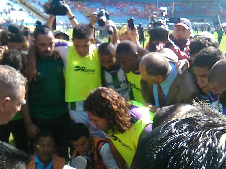 Los jugadores de Antigua GFC agradecieron con una oración el segundo título. (Foto Prensa Libre: Jesús Cuque)