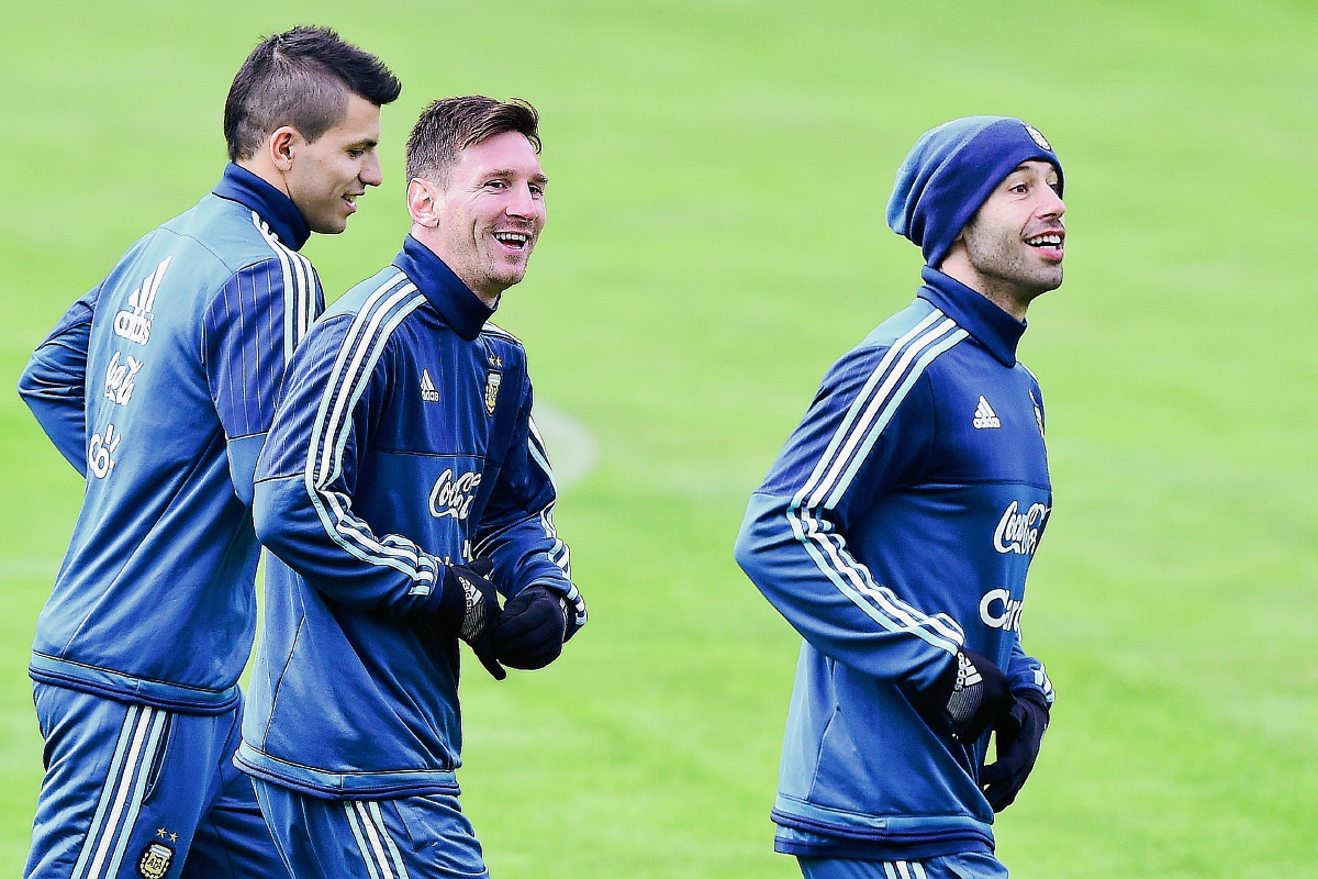 Lionel Messi, Sergio Aguero y Javier Mascherano durante el último entrenamiento de la Selección de argentina en Concepción (Foto Prensa Libre: Afp)