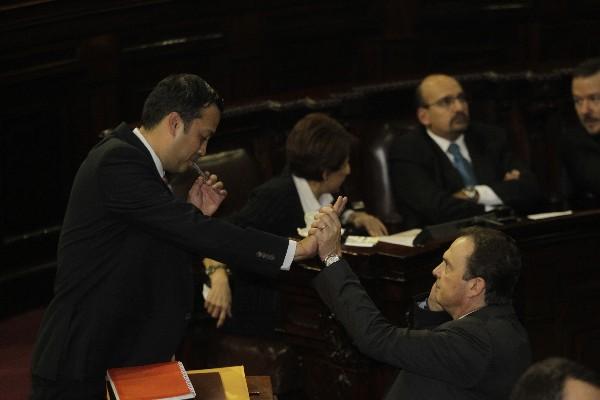 Los jefes del bloque oficial,  José Fernández —Izq.—  y  José Porras, celebran la aprobación de las reformas.