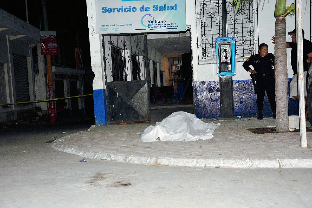 El cadáver de Daniel Abigail Montufar quedó en la entrada del Centro de Salud de Iztapa, Escuintla. (Foto Prensa Libre: Enrique Paredes)