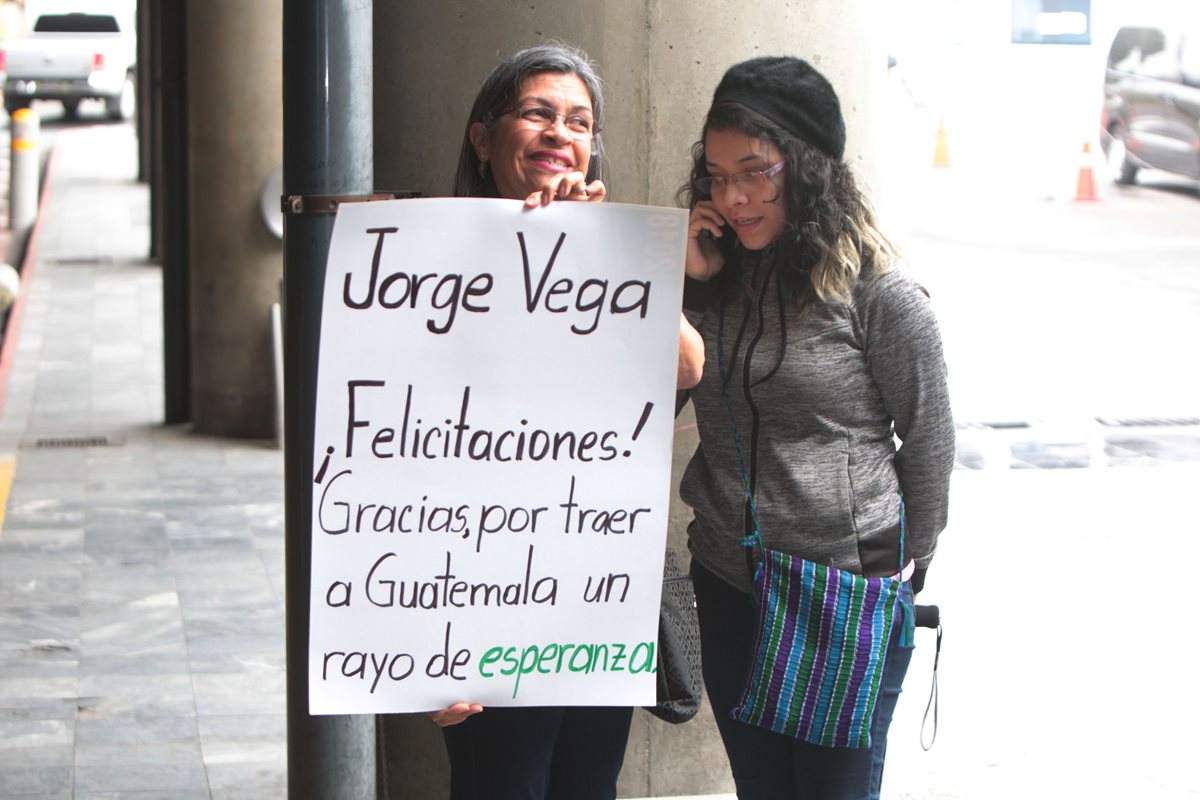 Thelma Falla y su hija, esperaban poder saludar al gimnasta Jorge Vega en el Aeropuerto Internacional La Aurora. (Foto Prensa Libre: Norvin Mendoza)