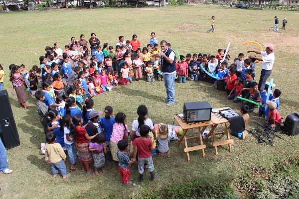 Menores de Quiché se distraen durante  actividad navideña.