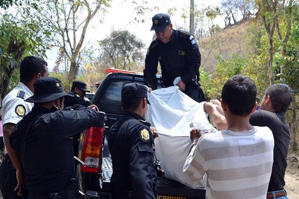 Agentes de la Policía Nacional Civil trasladan el cadáver de Susana López López, de 66 años, quien murió acuchillada en su vivienda. (Foto Prensa Libre: Hugo Oliva)<div style="position: absolute; left: -10000px; top: 0px; width: 1px; height: 1px; overflow: hidden;" _mce_style="position: absolute; left: -10000px; top: 0px; width: 1px; height: 1px; overflow: hidden;" class="mcePaste" id="_mcePaste"><!--[if gte mso 9]><xml> <o:officedocumentsettings>  <o:relyonvml></o:relyonvml>  <o:allowpng></o:allowpng> </o:officedocumentsettings></xml>< ![endif]--><!--[if gte mso 9]><xml> <w:worddocument>  <w:view>Normal</w:view>  <w:zoom>0</w:zoom>  <w:trackmoves></w:trackmoves>  <w:trackformatting></w:trackformatting>  <w:hyphenationzone>21</w:hyphenationzone>  <w:punctuationkerning></w:punctuationkerning>  <w:validateagainstschemas></w:validateagainstschemas>  <w:saveifxmlinvalid>false</w:saveifxmlinvalid>  <w:ignoremixedcontent>false</w:ignoremixedcontent>  <w:alwaysshowplaceholdertext>false</w:alwaysshowplaceholdertext>  <w:donotpromoteqf></w:donotpromoteqf>  <w:lidthemeother>ES-GT</w:lidthemeother>  <w:lidthemeasian>X-NONE</w:lidthemeasian>  <w:lidthemecomplexscript>X-NONE</w:lidthemecomplexscript>  <w:compatibility>   <w:breakwrappedtables></w:breakwrappedtables>   <w:snaptogridincell></w:snaptogridincell>   <w:wraptextwithpunct></w:wraptextwithpunct>   <w:useasianbreakrules></w:useasianbreakrules>   <w:dontgrowautofit></w:dontgrowautofit>   <w:splitpgbreakandparamark></w:splitpgbreakandparamark>   <w:enableopentypekerning></w:enableopentypekerning>   <w:dontflipmirrorindents></w:dontflipmirrorindents>   <w:overridetablestylehps></w:overridetablestylehps>  </w:compatibility>  <m:mathpr>   <m:mathfont m:val="Cambria Math"></m:mathfont>   <m:brkbin m:val="before"></m:brkbin>   <m:brkbinsub m:val="--"></m:brkbinsub>   <m:smallfrac m:val="off"></m:smallfrac>   <m:dispdef></m:dispdef>   <m:lmargin m:val="0"></m:lmargin>   <m:rmargin m:val="0"></m:rmargin>   <m:defjc m:val="centerGroup"></m:defjc>   <m:wrapindent m:val="1440"></m:wrapindent>   <m:intlim m:val="subSup"></m:intlim>   <m:narylim m:val="undOvr"></m:narylim>  </m:mathpr></w:worddocument></xml>< ![endif]--><!--[if gte mso 9]><xml> <w:latentstyles DefLockedState="false" DefUnhideWhenUsed="true"  DefSemiHidden="true" DefQFormat="false" DefPriority="99"  LatentStyleCount="267">  <w:lsdexception Locked="false" Priority="0" SemiHidden="false"   UnhideWhenUsed="false" QFormat="true" Name="Normal"></w:lsdexception>  <w:lsdexception Locked="false" Priority="9" SemiHidden="false"   UnhideWhenUsed="false" QFormat="true" Name="heading 1"></w:lsdexception>  <w:lsdexception Locked="false" Priority="9" QFormat="true" Name="heading 2"></w:lsdexception>  <w:lsdexception Locked="false" Priority="9" QFormat="true" Name="heading 3"></w:lsdexception>  <w:lsdexception Locked="false" Priority="9" QFormat="true" Name="heading 4"></w:lsdexception>  <w:lsdexception Locked="false" Priority="9" QFormat="true" Name="heading 5"></w:lsdexception>  <w:lsdexception Locked="false" Priority="9" QFormat="true" Name="heading 6"></w:lsdexception>  <w:lsdexception Locked="false" Priority="9" QFormat="true" Name="heading 7"></w:lsdexception>  <w:lsdexception Locked="false" Priority="9" QFormat="true" Name="heading 8"></w:lsdexception>  <w:lsdexception Locked="false" Priority="9" QFormat="true" Name="heading 9"></w:lsdexception>  <w:lsdexception Locked="false" Priority="39" Name="toc 1"></w:lsdexception>  <w:lsdexception Locked="false" Priority="39" Name="toc 2"></w:lsdexception>  <w:lsdexception Locked="false" Priority="39" Name="toc 3"></w:lsdexception>  <w:lsdexception Locked="false" Priority="39" Name="toc 4"></w:lsdexception>  <w:lsdexception Locked="false" Priority="39" Name="toc 5"></w:lsdexception>  <w:lsdexception Locked="false" Priority="39" Name="toc 6"></w:lsdexception>  <w:lsdexception Locked="false" Priority="39" Name="toc 7"></w:lsdexception>  <w:lsdexception Locked="false" Priority="39" Name="toc 8"></w:lsdexception>  <w:lsdexception Locked="false" Priority="39" Name="toc 9"></w:lsdexception>  <w:lsdexception Locked="false" Priority="35" QFormat="true" Name="caption"></w:lsdexception>  <w:lsdexception Locked="false" Priority="10" SemiHidden="false"   UnhideWhenUsed="false" QFormat="true" Name="Title"></w:lsdexception>  <w:lsdexception Locked="false" Priority="1" Name="Default Paragraph Font"></w:lsdexception>  <w:lsdexception Locked="false" Priority="11" SemiHidden="false"   UnhideWhenUsed="false" QFormat="true" Name="Subtitle"></w:lsdexception>  <w:lsdexception Locked="false" Priority="22" SemiHidden="false"   UnhideWhenUsed="false" QFormat="true" Name="Strong"></w:lsdexception>  <w:lsdexception Locked="false" Priority="20" SemiHidden="false"   UnhideWhenUsed="false" QFormat="true" Name="Emphasis"></w:lsdexception>  <w:lsdexception Locked="false" Priority="59" SemiHidden="false"   UnhideWhenUsed="false" Name="Table Grid"></w:lsdexception>  <w:lsdexception Locked="false" UnhideWhenUsed="false" Name="Placeholder Text"></w:lsdexception>  <w:lsdexception Locked="false" Priority="1" SemiHidden="false"   UnhideWhenUsed="false" QFormat="true" Name="No Spacing"></w:lsdexception>  <w:lsdexception Locked="false" Priority="60" SemiHidden="false"   UnhideWhenUsed="false" Name="Light Shading"></w:lsdexception>  <w:lsdexception Locked="false" Priority="61" SemiHidden="false"   UnhideWhenUsed="false" Name="Light List"></w:lsdexception>  <w:lsdexception Locked="false" Priority="62" SemiHidden="false"   UnhideWhenUsed="false" Name="Light Grid"></w:lsdexception>  <w:lsdexception Locked="false" Priority="63" SemiHidden="false"   UnhideWhenUsed="false" Name="Medium Shading 1"></w:lsdexception>  <w:lsdexception Locked="false" Priority="64" SemiHidden="false"   UnhideWhenUsed="false" Name="Medium Shading 2"></w:lsdexception>  <w:lsdexception Locked="false" Priority="65" SemiHidden="false"   UnhideWhenUsed="false" Name="Medium List 1"></w:lsdexception>  <w:lsdexception Locked="false" Priority="66" SemiHidden="false"   UnhideWhenUsed="false" Name="Medium List 2"></w:lsdexception>  <w:lsdexception Locked="false" Priority="67" SemiHidden="false"   UnhideWhenUsed="false" Name="Medium Grid 1"></w:lsdexception>  <w:lsdexception Locked="false" Priority="68" SemiHidden="false"   UnhideWhenUsed="false" Name="Medium Grid 2"></w:lsdexception>  <w:lsdexception Locked="false" Priority="69" SemiHidden="false"   UnhideWhenUsed="false" Name="Medium Grid 3"></w:lsdexception>  <w:lsdexception Locked="false" Priority="70" SemiHidden="false"   UnhideWhenUsed="false" Name="Dark List"></w:lsdexception>  <w:lsdexception Locked="false" Priority="71" SemiHidden="false"   UnhideWhenUsed="false" Name="Colorful Shading"></w:lsdexception>  <w:lsdexception Locked="false" Priority="72" SemiHidden="false"   UnhideWhenUsed="false" Name="Colorful List"></w:lsdexception>  <w:lsdexception Locked="false" Priority="73" SemiHidden="false"   UnhideWhenUsed="false" Name="Colorful Grid"></w:lsdexception>  <w:lsdexception Locked="false" Priority="60" SemiHidden="false"   UnhideWhenUsed="false" Name="Light Shading Accent 1"></w:lsdexception>  <w:lsdexception Locked="false" Priority="61" SemiHidden="false"   UnhideWhenUsed="false" Name="Light List Accent 1"></w:lsdexception>  <w:lsdexception Locked="false" Priority="62" SemiHidden="false"   UnhideWhenUsed="false" Name="Light Grid Accent 1"></w:lsdexception>  <w:lsdexception Locked="false" Priority="63" SemiHidden="false"   UnhideWhenUsed="false" Name="Medium Shading 1 Accent 1"></w:lsdexception>  <w:lsdexception Locked="false" Priority="64" SemiHidden="false"   UnhideWhenUsed="false" Name="Medium Shading 2 Accent 1"></w:lsdexception>  <w:lsdexception Locked="false" Priority="65" SemiHidden="false"   UnhideWhenUsed="false" Name="Medium List 1 Accent 1"></w:lsdexception>  <w:lsdexception Locked="false" UnhideWhenUsed="false" Name="Revision"></w:lsdexception>  <w:lsdexception Locked="false" Priority="34" SemiHidden="false"   UnhideWhenUsed="false" QFormat="true" Name="List Paragraph"></w:lsdexception>  <w:lsdexception Locked="false" Priority="29" SemiHidden="false"   UnhideWhenUsed="false" QFormat="true" Name="Quote"></w:lsdexception>  <w:lsdexception Locked="false" Priority="30" SemiHidden="false"   UnhideWhenUsed="false" QFormat="true" Name="Intense Quote"></w:lsdexception>  <w:lsdexception Locked="false" Priority="66" SemiHidden="false"   UnhideWhenUsed="false" Name="Medium List 2 Accent 1"></w:lsdexception>  <w:lsdexception Locked="false" Priority="67" SemiHidden="false"   UnhideWhenUsed="false" Name="Medium Grid 1 Accent 1"></w:lsdexception>  <w:lsdexception Locked="false" Priority="68" SemiHidden="false"   UnhideWhenUsed="false" Name="Medium Grid 2 Accent 1"></w:lsdexception>  <w:lsdexception Locked="false" Priority="69" SemiHidden="false"   UnhideWhenUsed="false" Name="Medium Grid 3 Accent 1"></w:lsdexception>  <w:lsdexception Locked="false" Priority="70" SemiHidden="false"   UnhideWhenUsed="false" Name="Dark List Accent 1"></w:lsdexception>  <w:lsdexception Locked="false" Priority="71" SemiHidden="false"   UnhideWhenUsed="false" Name="Colorful Shading Accent 1"></w:lsdexception>  <w:lsdexception Locked="false" Priority="72" SemiHidden="false"   UnhideWhenUsed="false" Name="Colorful List Accent 1"></w:lsdexception>  <w:lsdexception Locked="false" Priority="73" SemiHidden="false"   UnhideWhenUsed="false" Name="Colorful Grid Accent 1"></w:lsdexception>  <w:lsdexception Locked="false" Priority="60" SemiHidden="false"   UnhideWhenUsed="false" Name="Light Shading Accent 2"></w:lsdexception>  <w:lsdexception Locked="false" Priority="61" SemiHidden="false"   UnhideWhenUsed="false" Name="Light List Accent 2"></w:lsdexception>  <w:lsdexception Locked="false" Priority="62" SemiHidden="false"   UnhideWhenUsed="false" Name="Light Grid Accent 2"></w:lsdexception>  <w:lsdexception Locked="false" Priority="63" SemiHidden="false"   UnhideWhenUsed="false" Name="Medium Shading 1 Accent 2"></w:lsdexception>  <w:lsdexception Locked="false" Priority="64" SemiHidden="false"   UnhideWhenUsed="false" Name="Medium Shading 2 Accent 2"></w:lsdexception>  <w:lsdexception Locked="false" Priority="65" SemiHidden="false"   UnhideWhenUsed="false" Name="Medium List 1 Accent 2"></w:lsdexception>  <w:lsdexception Locked="false" Priority="66" SemiHidden="false"   UnhideWhenUsed="false" Name="Medium List 2 Accent 2"></w:lsdexception>  <w:lsdexception Locked="false" Priority="67" SemiHidden="false"   UnhideWhenUsed="false" Name="Medium Grid 1 Accent 2"></w:lsdexception>  <w:lsdexception Locked="false" Priority="68" SemiHidden="false"   UnhideWhenUsed="false" Name="Medium Grid 2 Accent 2"></w:lsdexception>  <w:lsdexception Locked="false" Priority="69" SemiHidden="false"   UnhideWhenUsed="false" Name="Medium Grid 3 Accent 2"></w:lsdexception>  <w:lsdexception Locked="false" Priority="70" SemiHidden="false"   UnhideWhenUsed="false" Name="Dark List Accent 2"></w:lsdexception>  <w:lsdexception Locked="false" Priority="71" SemiHidden="false"   UnhideWhenUsed="false" Name="Colorful Shading Accent 2"></w:lsdexception>  <w:lsdexception Locked="false" Priority="72" SemiHidden="false"   UnhideWhenUsed="false" Name="Colorful List Accent 2"></w:lsdexception>  <w:lsdexception Locked="false" Priority="73" SemiHidden="false"   UnhideWhenUsed="false" Name="Colorful Grid Accent 2"></w:lsdexception>  <w:lsdexception Locked="false" Priority="60" SemiHidden="false"   UnhideWhenUsed="false" Name="Light Shading Accent 3"></w:lsdexception>  <w:lsdexception Locked="false" Priority="61" SemiHidden="false"   UnhideWhenUsed="false" Name="Light List Accent 3"></w:lsdexception>  <w:lsdexception Locked="false" Priority="62" SemiHidden="false"   UnhideWhenUsed="false" Name="Light Grid Accent 3"></w:lsdexception>  <w:lsdexception Locked="false" Priority="63" SemiHidden="false"   UnhideWhenUsed="false" Name="Medium Shading 1 Accent 3"></w:lsdexception>  <w:lsdexception Locked="false" Priority="64" SemiHidden="false"   UnhideWhenUsed="false" Name="Medium Shading 2 Accent 3"></w:lsdexception>  <w:lsdexception Locked="false" Priority="65" SemiHidden="false"   UnhideWhenUsed="false" Name="Medium List 1 Accent 3"></w:lsdexception>  <w:lsdexception Locked="false" Priority="66" SemiHidden="false"   UnhideWhenUsed="false" Name="Medium List 2 Accent 3"></w:lsdexception>  <w:lsdexception Locked="false" Priority="67" SemiHidden="false"   UnhideWhenUsed="false" Name="Medium Grid 1 Accent 3"></w:lsdexception>  <w:lsdexception Locked="false" Priority="68" SemiHidden="false"   UnhideWhenUsed="false" Name="Medium Grid 2 Accent 3"></w:lsdexception>  <w:lsdexception Locked="false" Priority="69" SemiHidden="false"   UnhideWhenUsed="false" Name="Medium Grid 3 Accent 3"></w:lsdexception>  <w:lsdexception Locked="false" Priority="70" SemiHidden="false"   UnhideWhenUsed="false" Name="Dark List Accent 3"></w:lsdexception>  <w:lsdexception Locked="false" Priority="71" SemiHidden="false"   UnhideWhenUsed="false" Name="Colorful Shading Accent 3"></w:lsdexception>  <w:lsdexception Locked="false" Priority="72" SemiHidden="false"   UnhideWhenUsed="false" Name="Colorful List Accent 3"></w:lsdexception>  <w:lsdexception Locked="false" Priority="73" SemiHidden="false"   UnhideWhenUsed="false" Name="Colorful Grid Accent 3"></w:lsdexception>  <w:lsdexception Locked="false" Priority="60" SemiHidden="false"   UnhideWhenUsed="false" Name="Light Shading Accent 4"></w:lsdexception>  <w:lsdexception Locked="false" Priority="61" SemiHidden="false"   UnhideWhenUsed="false" Name="Light List Accent 4"></w:lsdexception>  <w:lsdexception Locked="false" Priority="62" SemiHidden="false"   UnhideWhenUsed="false" Name="Light Grid Accent 4"></w:lsdexception>  <w:lsdexception Locked="false" Priority="63" SemiHidden="false"   UnhideWhenUsed="false" Name="Medium Shading 1 Accent 4"></w:lsdexception>  <w:lsdexception Locked="false" Priority="64" SemiHidden="false"   UnhideWhenUsed="false" Name="Medium Shading 2 Accent 4"></w:lsdexception>  <w:lsdexception Locked="false" Priority="65" SemiHidden="false"   UnhideWhenUsed="false" Name="Medium List 1 Accent 4"></w:lsdexception>  <w:lsdexception Locked="false" Priority="66" SemiHidden="false"   UnhideWhenUsed="false" Name="Medium List 2 Accent 4"></w:lsdexception>  <w:lsdexception Locked="false" Priority="67" SemiHidden="false"   UnhideWhenUsed="false" Name="Medium Grid 1 Accent 4"></w:lsdexception>  <w:lsdexception Locked="false" Priority="68" SemiHidden="false"   UnhideWhenUsed="false" Name="Medium Grid 2 Accent 4"></w:lsdexception>  <w:lsdexception Locked="false" Priority="69" SemiHidden="false"   UnhideWhenUsed="false" Name="Medium Grid 3 Accent 4"></w:lsdexception>  <w:lsdexception Locked="false" Priority="70" SemiHidden="false"   UnhideWhenUsed="false" Name="Dark List Accent 4"></w:lsdexception>  <w:lsdexception Locked="false" Priority="71" SemiHidden="false"   UnhideWhenUsed="false" Name="Colorful Shading Accent 4"></w:lsdexception>  <w:lsdexception Locked="false" Priority="72" SemiHidden="false"   UnhideWhenUsed="false" Name="Colorful List Accent 4"></w:lsdexception>  <w:lsdexception Locked="false" Priority="73" SemiHidden="false"   UnhideWhenUsed="false" Name="Colorful Grid Accent 4"></w:lsdexception>  <w:lsdexception Locked="false" Priority="60" SemiHidden="false"   UnhideWhenUsed="false" Name="Light Shading Accent 5"></w:lsdexception>  <w:lsdexception Locked="false" Priority="61" SemiHidden="false"   UnhideWhenUsed="false" Name="Light List Accent 5"></w:lsdexception>  <w:lsdexception Locked="false" Priority="62" SemiHidden="false"   UnhideWhenUsed="false" Name="Light Grid Accent 5"></w:lsdexception>  <w:lsdexception Locked="false" Priority="63" SemiHidden="false"   UnhideWhenUsed="false" Name="Medium Shading 1 Accent 5"></w:lsdexception>  <w:lsdexception Locked="false" Priority="64" SemiHidden="false"   UnhideWhenUsed="false" Name="Medium Shading 2 Accent 5"></w:lsdexception>  <w:lsdexception Locked="false" Priority="65" SemiHidden="false"   UnhideWhenUsed="false" Name="Medium List 1 Accent 5"></w:lsdexception>  <w:lsdexception Locked="false" Priority="66" SemiHidden="false"   UnhideWhenUsed="false" Name="Medium List 2 Accent 5"></w:lsdexception>  <w:lsdexception Locked="false" Priority="67" SemiHidden="false"   UnhideWhenUsed="false" Name="Medium Grid 1 Accent 5"></w:lsdexception>  <w:lsdexception Locked="false" Priority="68" SemiHidden="false"   UnhideWhenUsed="false" Name="Medium Grid 2 Accent 5"></w:lsdexception>  <w:lsdexception Locked="false" Priority="69" SemiHidden="false"   UnhideWhenUsed="false" Name="Medium Grid 3 Accent 5"></w:lsdexception>  <w:lsdexception Locked="false" Priority="70" SemiHidden="false"   UnhideWhenUsed="false" Name="Dark List Accent 5"></w:lsdexception>  <w:lsdexception Locked="false" Priority="71" SemiHidden="false"   UnhideWhenUsed="false" Name="Colorful Shading Accent 5"></w:lsdexception>  <w:lsdexception Locked="false" Priority="72" SemiHidden="false"   UnhideWhenUsed="false" Name="Colorful List Accent 5"></w:lsdexception>  <w:lsdexception Locked="false" Priority="73" SemiHidden="false"   UnhideWhenUsed="false" Name="Colorful Grid Accent 5"></w:lsdexception>  <w:lsdexception Locked="false" Priority="60" SemiHidden="false"   UnhideWhenUsed="false" Name="Light Shading Accent 6"></w:lsdexception>  <w:lsdexception Locked="false" Priority="61" SemiHidden="false"   UnhideWhenUsed="false" Name="Light List Accent 6"></w:lsdexception>  <w:lsdexception Locked="false" Priority="62" SemiHidden="false"   UnhideWhenUsed="false" Name="Light Grid Accent 6"></w:lsdexception>  <w:lsdexception Locked="false" Priority="63" SemiHidden="false"   UnhideWhenUsed="false" Name="Medium Shading 1 Accent 6"></w:lsdexception>  <w:lsdexception Locked="false" Priority="64" SemiHidden="false"   UnhideWhenUsed="false" Name="Medium Shading 2 Accent 6"></w:lsdexception>  <w:lsdexception Locked="false" Priority="65" SemiHidden="false"   UnhideWhenUsed="false" Name="Medium List 1 Accent 6"></w:lsdexception>  <w:lsdexception Locked="false" Priority="66" SemiHidden="false"   UnhideWhenUsed="false" Name="Medium List 2 Accent 6"></w:lsdexception>  <w:lsdexception Locked="false" Priority="67" SemiHidden="false"   UnhideWhenUsed="false" Name="Medium Grid 1 Accent 6"></w:lsdexception>  <w:lsdexception Locked="false" Priority="68" SemiHidden="false"   UnhideWhenUsed="false" Name="Medium Grid 2 Accent 6"></w:lsdexception>  <w:lsdexception Locked="false" Priority="69" SemiHidden="false"   UnhideWhenUsed="false" Name="Medium Grid 3 Accent 6"></w:lsdexception>  <w:lsdexception Locked="false" Priority="70" SemiHidden="false"   UnhideWhenUsed="false" Name="Dark List Accent 6"></w:lsdexception>  <w:lsdexception Locked="false" Priority="71" SemiHidden="false"   UnhideWhenUsed="false" Name="Colorful Shading Accent 6"></w:lsdexception>  <w:lsdexception Locked="false" Priority="72" SemiHidden="false"   UnhideWhenUsed="false" Name="Colorful List Accent 6"></w:lsdexception>  <w:lsdexception Locked="false" Priority="73" SemiHidden="false"   UnhideWhenUsed="false" Name="Colorful Grid Accent 6"></w:lsdexception>  <w:lsdexception Locked="false" Priority="19" SemiHidden="false"   UnhideWhenUsed="false" QFormat="true" Name="Subtle Emphasis"></w:lsdexception>  <w:lsdexception Locked="false" Priority="21" SemiHidden="false"   UnhideWhenUsed="false" QFormat="true" Name="Intense Emphasis"></w:lsdexception>  <w:lsdexception Locked="false" Priority="31" SemiHidden="false"   UnhideWhenUsed="false" QFormat="true" Name="Subtle Reference"></w:lsdexception>  <w:lsdexception Locked="false" Priority="32" SemiHidden="false"   UnhideWhenUsed="false" QFormat="true" Name="Intense Reference"></w:lsdexception>  <w:lsdexception Locked="false" Priority="33" SemiHidden="false"   UnhideWhenUsed="false" QFormat="true" Name="Book Title"></w:lsdexception>  <w:lsdexception Locked="false" Priority="37" Name="Bibliography"></w:lsdexception>  <w:lsdexception Locked="false" Priority="39" QFormat="true" Name="TOC Heading"></w:lsdexception> </w:latentstyles></xml>< ![endif]--><!--[if gte mso 10]><mce:style><!-- /* Style Definitions */ table.MsoNormalTable {mso-style-name:"Tabla normal"; mso-tstyle-rowband-size:0; mso-tstyle-colband-size:0; mso-style-noshow:yes; mso-style-priority:99; mso-style-parent:""; mso-padding-alt:0cm 5.4pt 0cm 5.4pt; mso-para-margin-top:0cm; mso-para-margin-right:0cm; mso-para-margin-bottom:10.0pt; mso-para-margin-left:0cm; line-height:115%; mso-pagination:widow-orphan; font-size:11.0pt; font-family:"Calibri","sans-serif"; mso-ascii-font-family:Calibri; mso-ascii-theme-font:minor-latin; mso-hansi-font-family:Calibri; mso-hansi-theme-font:minor-latin; mso-fareast-language:EN-US;}--><style _mce_bogus="1"><!-- /* Style Definitions */ table.MsoNormalTable {mso-style-name:"Tabla normal"; mso-tstyle-rowband-size:0; mso-tstyle-colband-size:0; mso-style-noshow:yes; mso-style-priority:99; mso-style-parent:""; mso-padding-alt:0cm 5.4pt 0cm 5.4pt; mso-para-margin-top:0cm; mso-para-margin-right:0cm; mso-para-margin-bottom:10.0pt; mso-para-margin-left:0cm; line-height:115%; mso-pagination:widow-orphan; font-size:11.0pt; font-family:"Calibri","sans-serif"; mso-ascii-font-family:Calibri; mso-ascii-theme-font:minor-latin; mso-hansi-font-family:Calibri; mso-hansi-theme-font:minor-latin; mso-fareast-language:EN-US;}--></style><!--[endif]--><span style="font-size: 12pt; font-family: "Times New Roman","serif";" _mce_style="font-size: 12pt; font-family: "Times New Roman","serif";">Susana López López,de 66 años</span></mce:style></div>