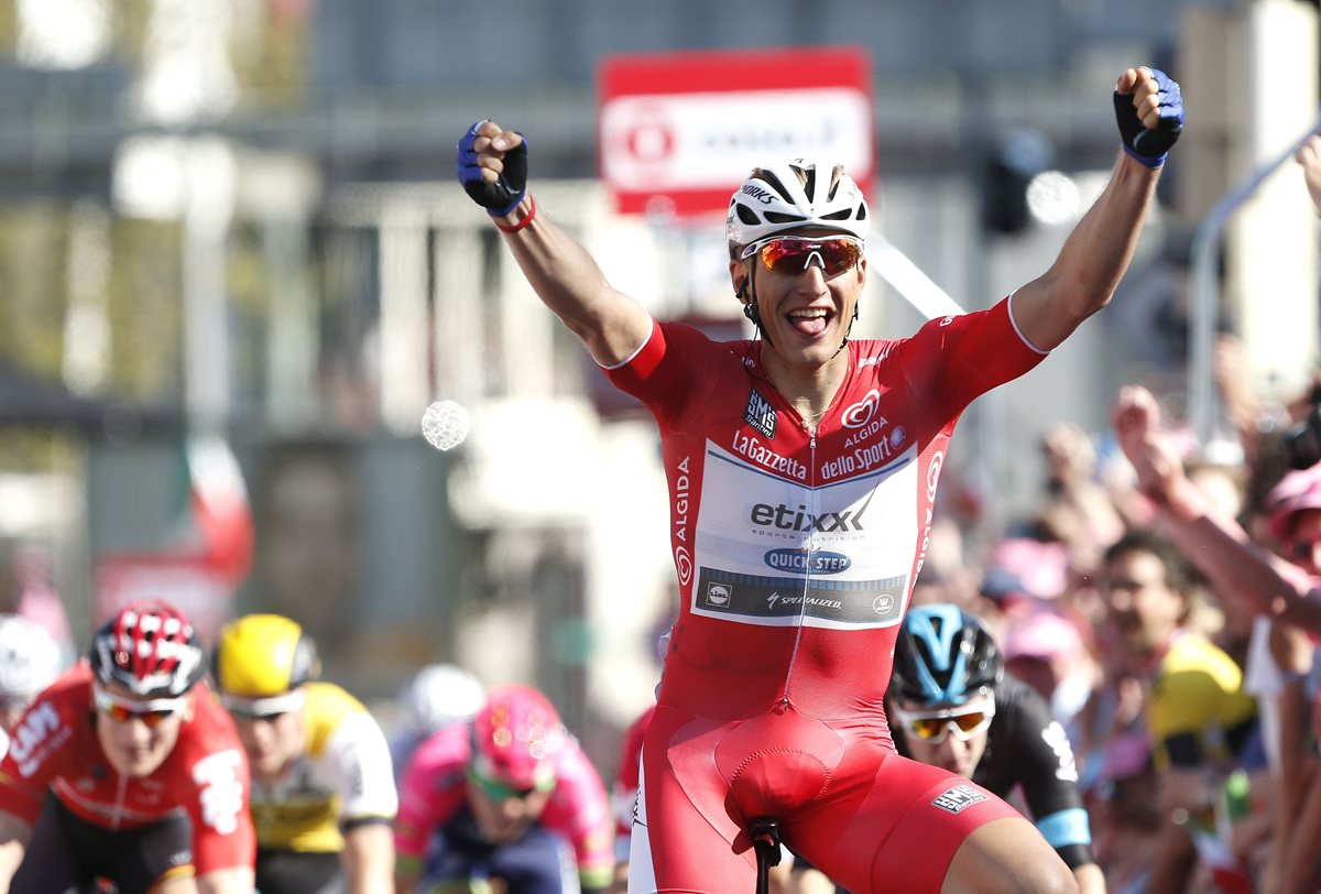 Kittel volvió a alzar los brazos en la meta del Giro de Italia. (Foto Prensa Libre: AFP)