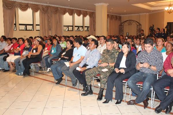 Maestros de los 22 departamentos y autoridades participan en la inauguración del Segundo Congreso Nacional de Educación, en Huehue.