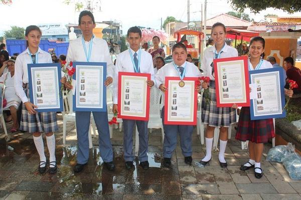Estudiantes ganadores en prosa y verso muestran el reconocimento obtenido en la celebración efectuada en Chiquimula. (Foto Prensa Libre: Edwin Paxtor). <br _mce_bogus="1"/>