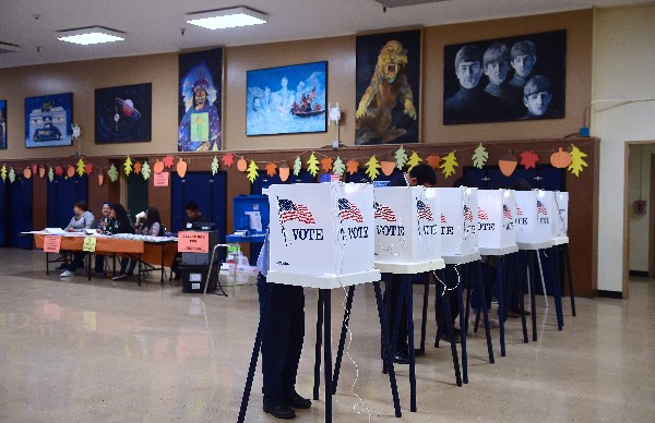 Votantes participan en un centro de votación en Los Ángeles, California. (AP).