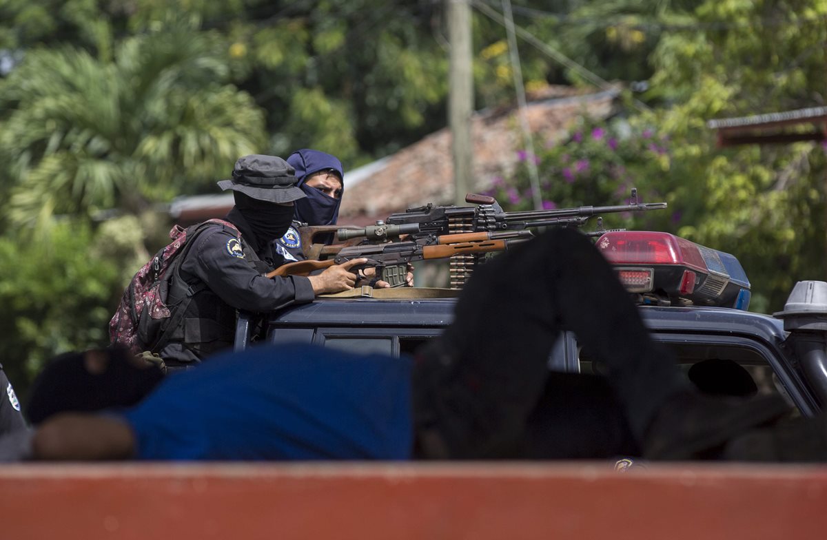 Fuerzas de seguridad gubernamentales en Masaya, donde se ha denunciado que usan armas letales para reprimir a los opositores al régimen de Daniel Ortega. (Foto Prensa Libre. EFE)