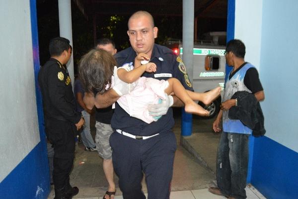Socorrista ingresa a Michelle López al Hospital Regional de Zacapa. (Foto Prensa Libre: Víctor Gómez)
