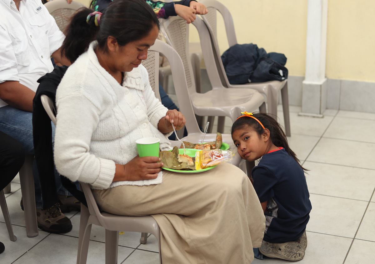 Blanca de Yup degusta de un tamal, mientras que Génesis la observa durante el convivio. (Foto Prensa Libe:Esbin García)