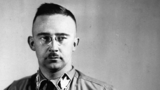 Heinrich Himmler, el jefe de las SS, les ordenó a sus subordinados entrenar a perros que pudieran "desgarrar" los cuerpos de los judíos que mantenían prisioneros. GETTY IMAGES