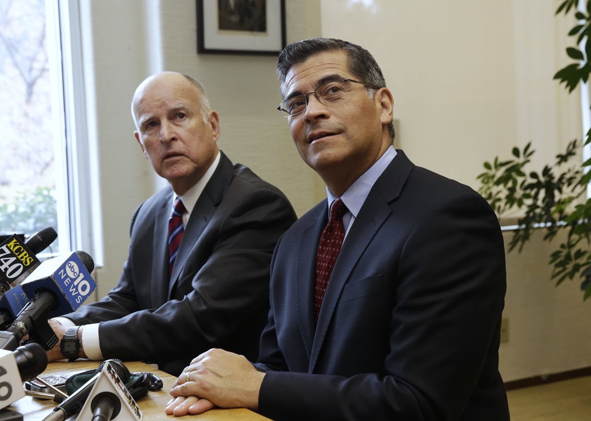 Xavier Becerra (d) fiscal general de California, junto al Jerry Brown (i), gobernador del estado. (Foto Prensa Libre: AP).