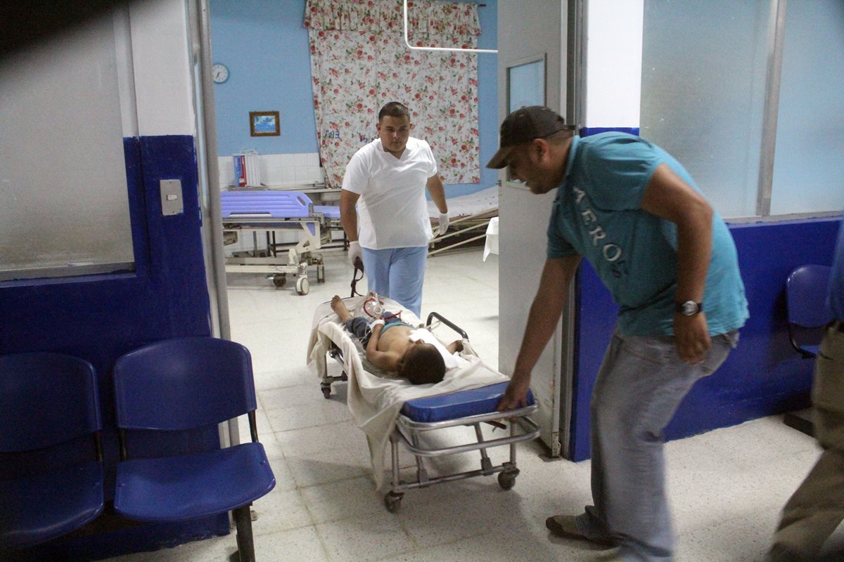 Carlos Jeronimo es ingresado a la emergencia del Hospital Nacional de Jalapa. (Foto Prensa Libre: Hugo Oliva)