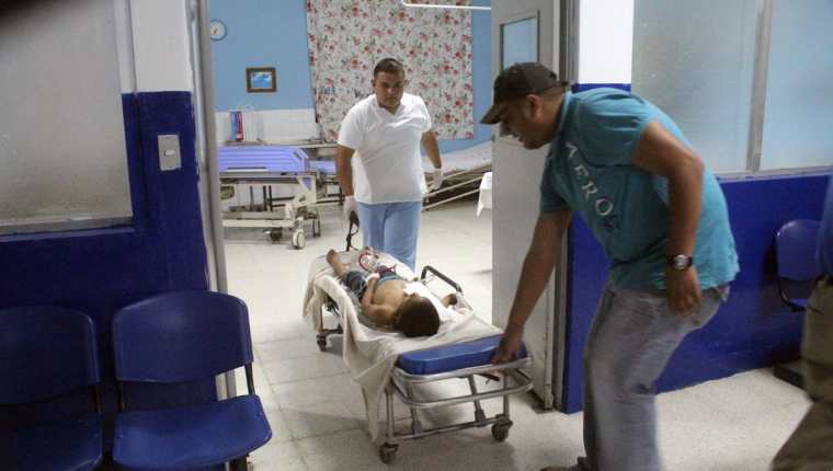 Carlos Jeronimo es ingresado a la emergencia del Hospital Nacional de Jalapa. (Foto Prensa Libre: Hugo Oliva)
