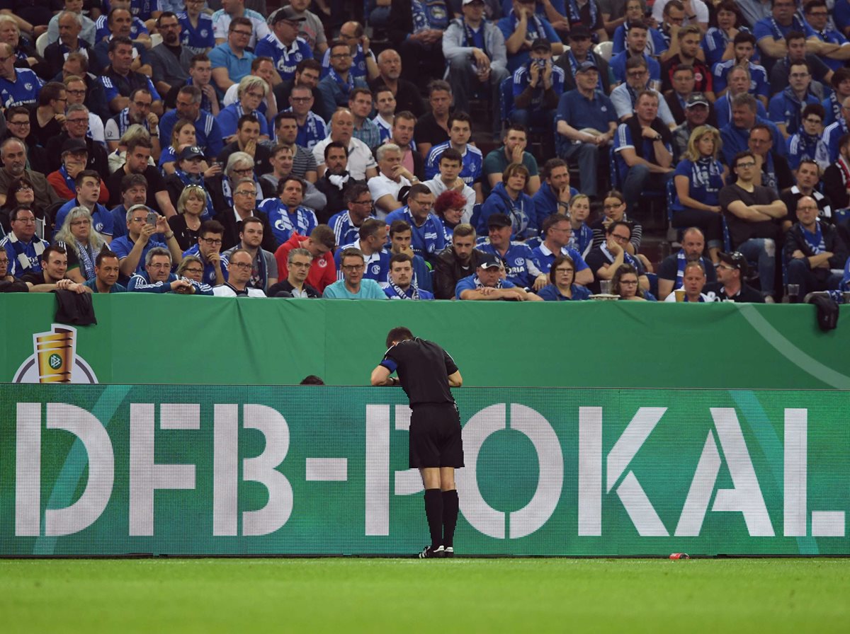 El árbitro Robert Hartmann utiliza el VAR para rectificar una acción en la Bundesliga. (Foto Prensa Libre: AFP)