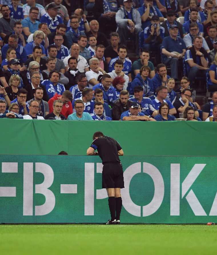 El árbitro Robert Hartmann utiliza el VAR para rectificar una acción en la Bundesliga. (Foto Prensa Libre: AFP)