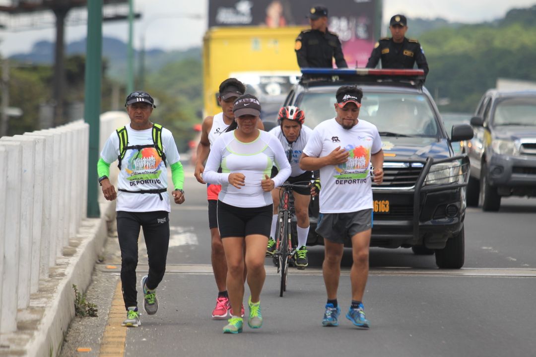 A su ingreso a Mixco agentes de la PNC custodiaron su llegada para que los vehículos estuvieran atentos al paso de los atletas.