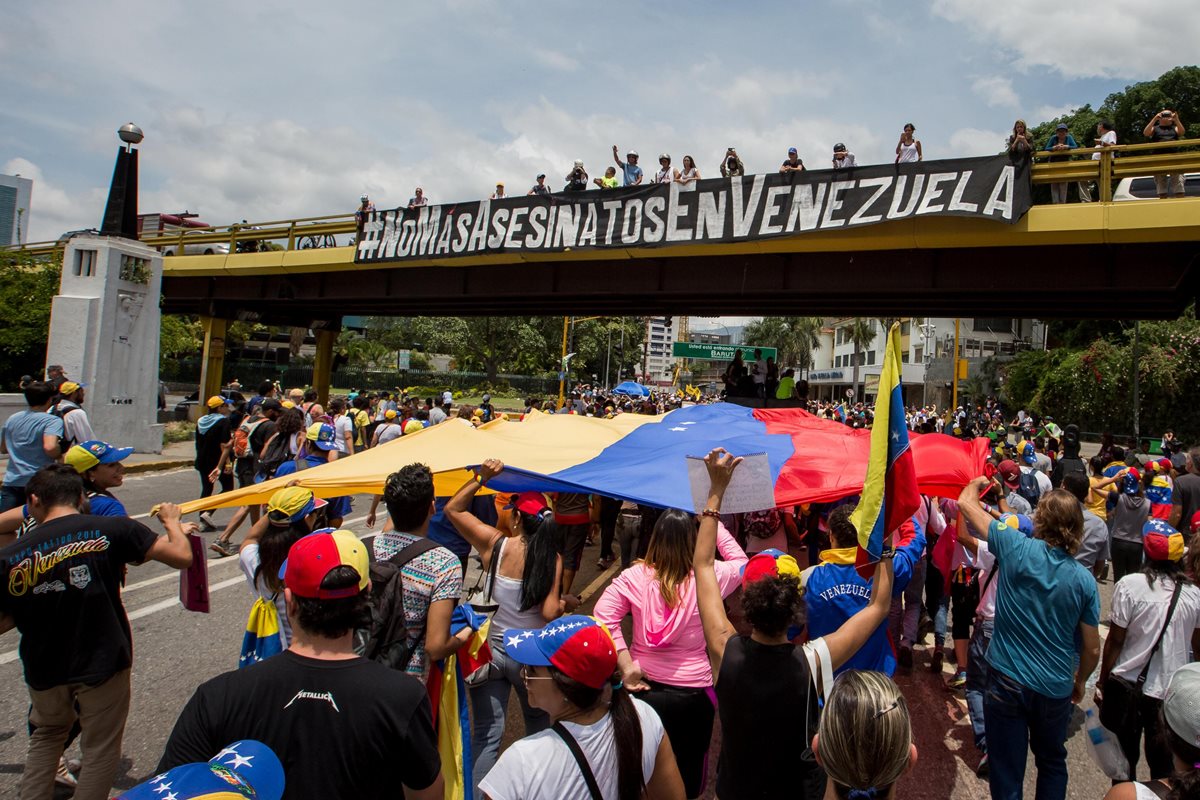 Protestas en Venezuela cumplen mes y medio. (Foto Prensa Libre: EFE)