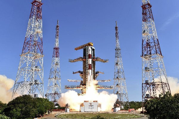 Despegue del cohete espacial con 20 satélites. (Foto Prensa Libre: EFE)