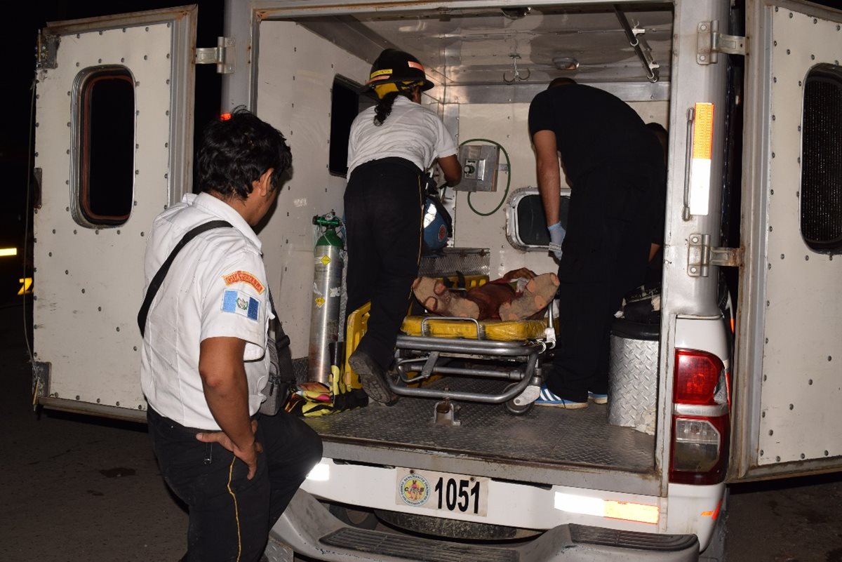 Alberto Salguero Cordón, en la ambulancia donde falleció. (Foto Prensa Libre: Mario Morales)