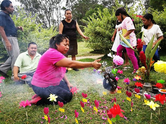 La familia García Canel, captados en la tumba de Justa. (Fotos Prensa Libre: Oscar Felipe Q.)