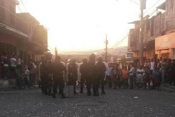 Las autoridades investigan el incidente. (Foto Prensa Libre: Carlos Paredes)