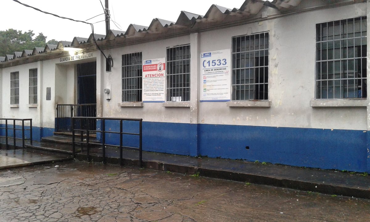 En el Centro Preventivo de Mazatenango, Suchitepéquez, una riña entre reos causó que uno de ellos resultara con heridas cortantes. (Foto Prensa Libre: Melvin Popá)
