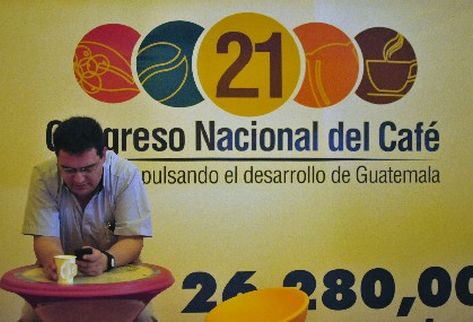 Una persona toma cafe en la Asociación Nacional del Café (Anacafé) durante la inauguración del 21 Congreso Nacional del Café y la conmemoración de los 50 años de Anacafé. (Foto Prensa Libre: EFE)