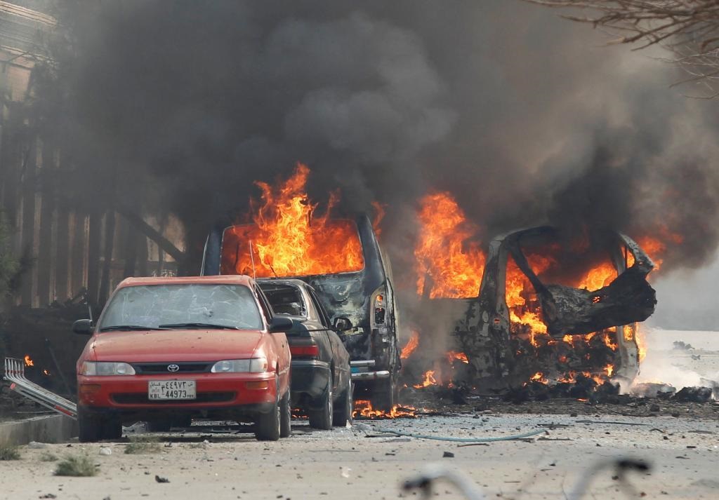 Carros en llamas después de la explosión cerca de la sede de Save The Children en Jalalabad, Afganistán. (Foto Prensa Libre: EFE)