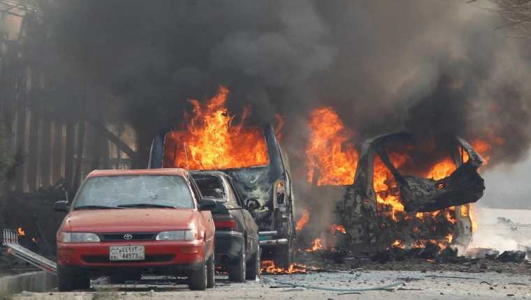 Carros en llamas después de la explosión cerca de la sede de Save The Children en Jalalabad, Afganistán. (Foto Prensa Libre: EFE)