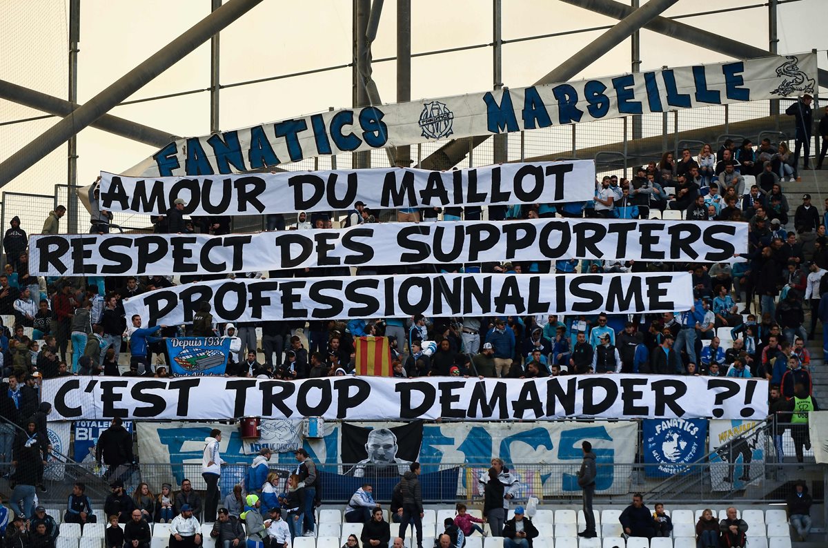 Los aficionados del Marsella le dedicaron mensajes especiales a Evra tras su polémica acción. (Foto Prensa Libre: AFP)