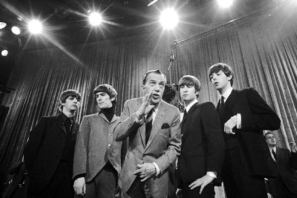 Foto histórica de The Beatles cuando se presentaron en el programa de Ed Sullivan, el 8 de febrero de 1964. (Foto Prensa Libre: AFP)