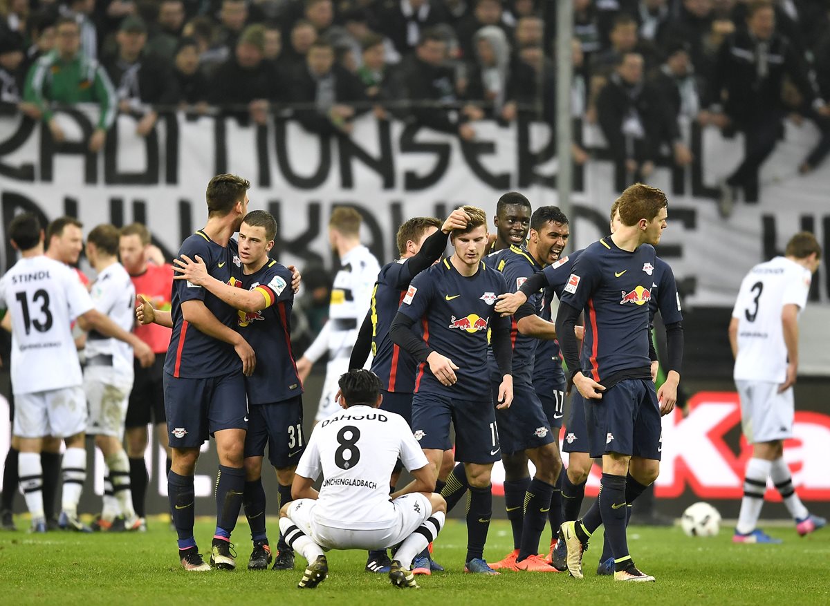 El Leipzig celebra luego de su triunfo apretado frente al Borussia. (Foto Prensa Libre: AP)