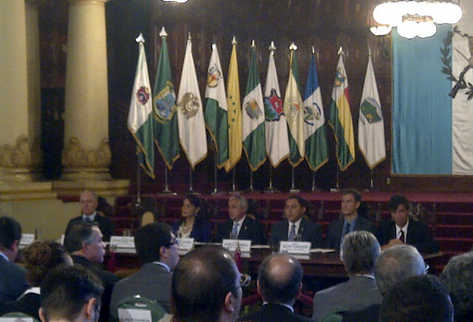 El gobernante Otto Pérez preside el foro sobre el usufructo en EPQ. (Foto Prensa Libre: Sergio Morales)