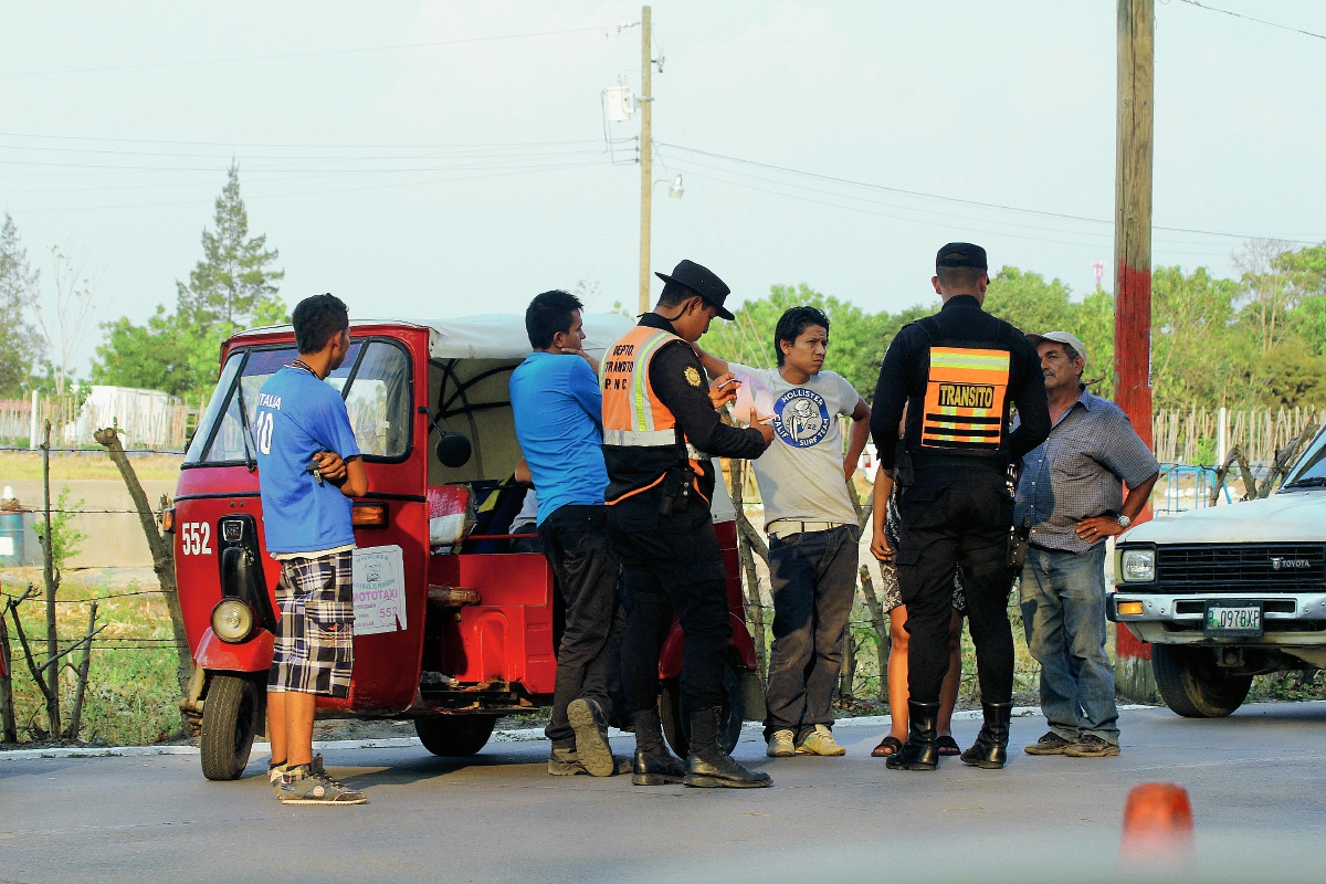 Agentes de la PNC efectúan operativo en Sanarate para evitar que menores conduzcan mototaxis. (Foto Prensa Libre: Hugo Oliva)