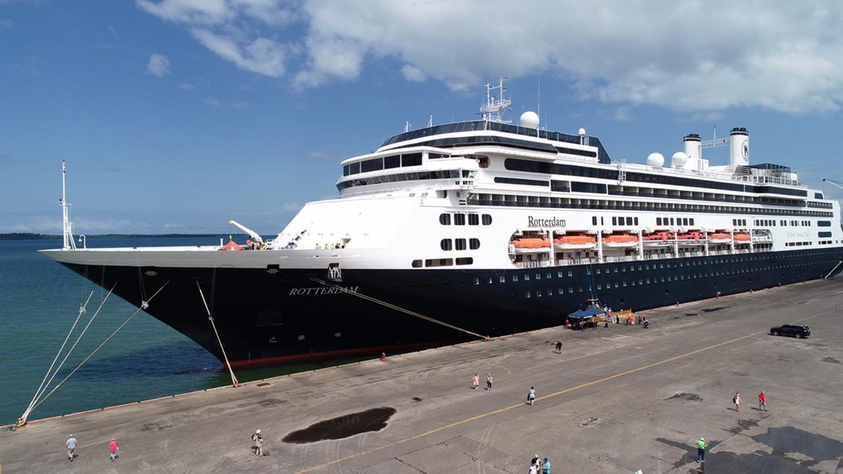 El buque MS Roterdam arribo al puerto Santo Tomás de Castilla, Puerto Barrios, los turistas visitan atractivos de Izabal y Petén.  (Foto, Prensa Libre: Dony Stewart).
