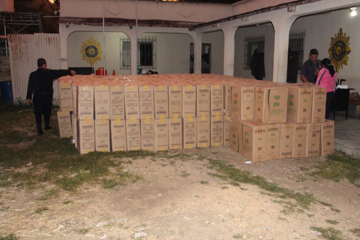 Agentes de la PNC contabilizan cigarros decomisados en Dolores, Petén. (Foto Prensa Libre: Walfredo Obando)