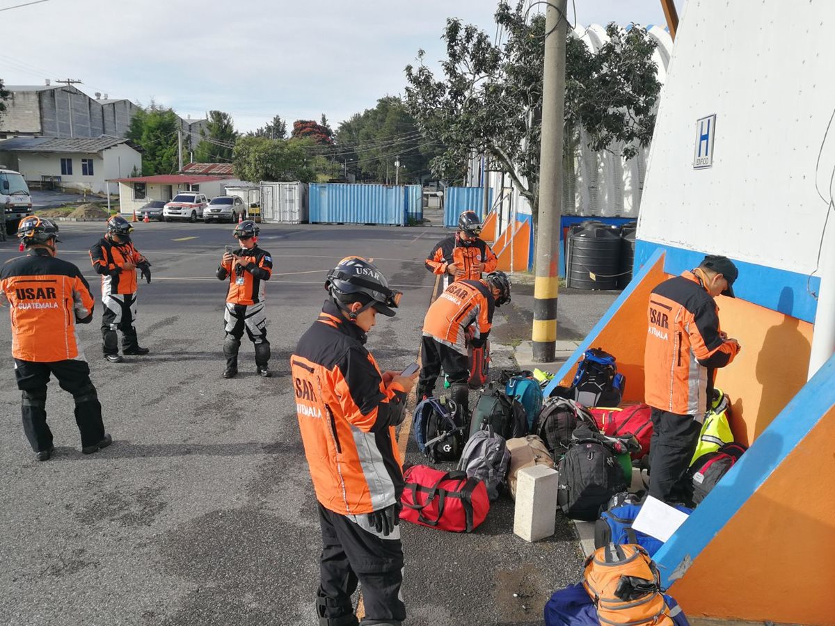El grupo de rescate viajó a México vía terrestre y se regresó al conocer la decisión de ese país de dar un compás de espera. (Foto Prensa Libre: Conred)
