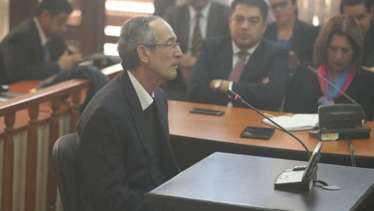 El expresidente Álvaro Colom fue capturado este martes, señalado por el MP y la Cicig de haber participado en el caso de corrupción del Transurbano. (Foto Prensa Libre: Esbin García)