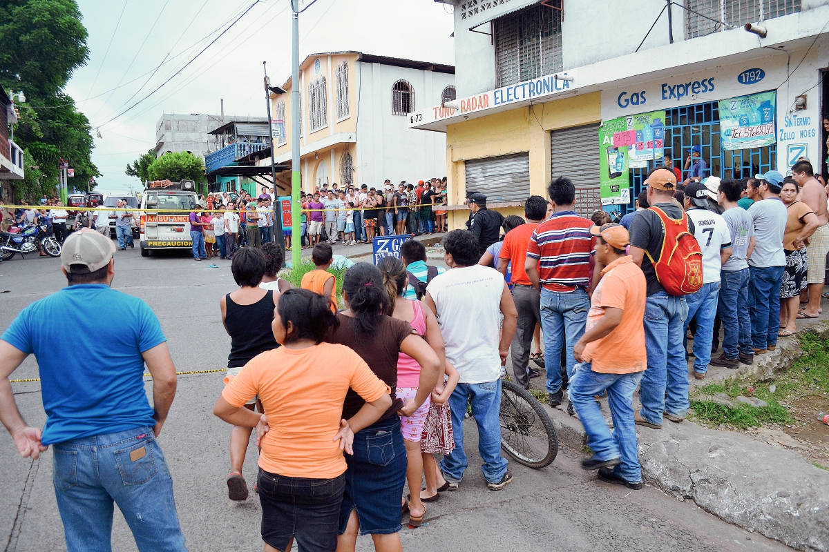 Consternación causó la muerte de la fémina en la zona 4 de Retalhuleu, ya que tenía seis meses de gestación. (Foto Prensa Libre: Jorge Tizol)