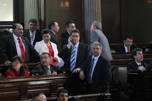 El presidente del Congreso, Roberto Alejos —con celular—, y los diputados que recién renunciaron a la UNE apoyan la declaración de sesión permanente.