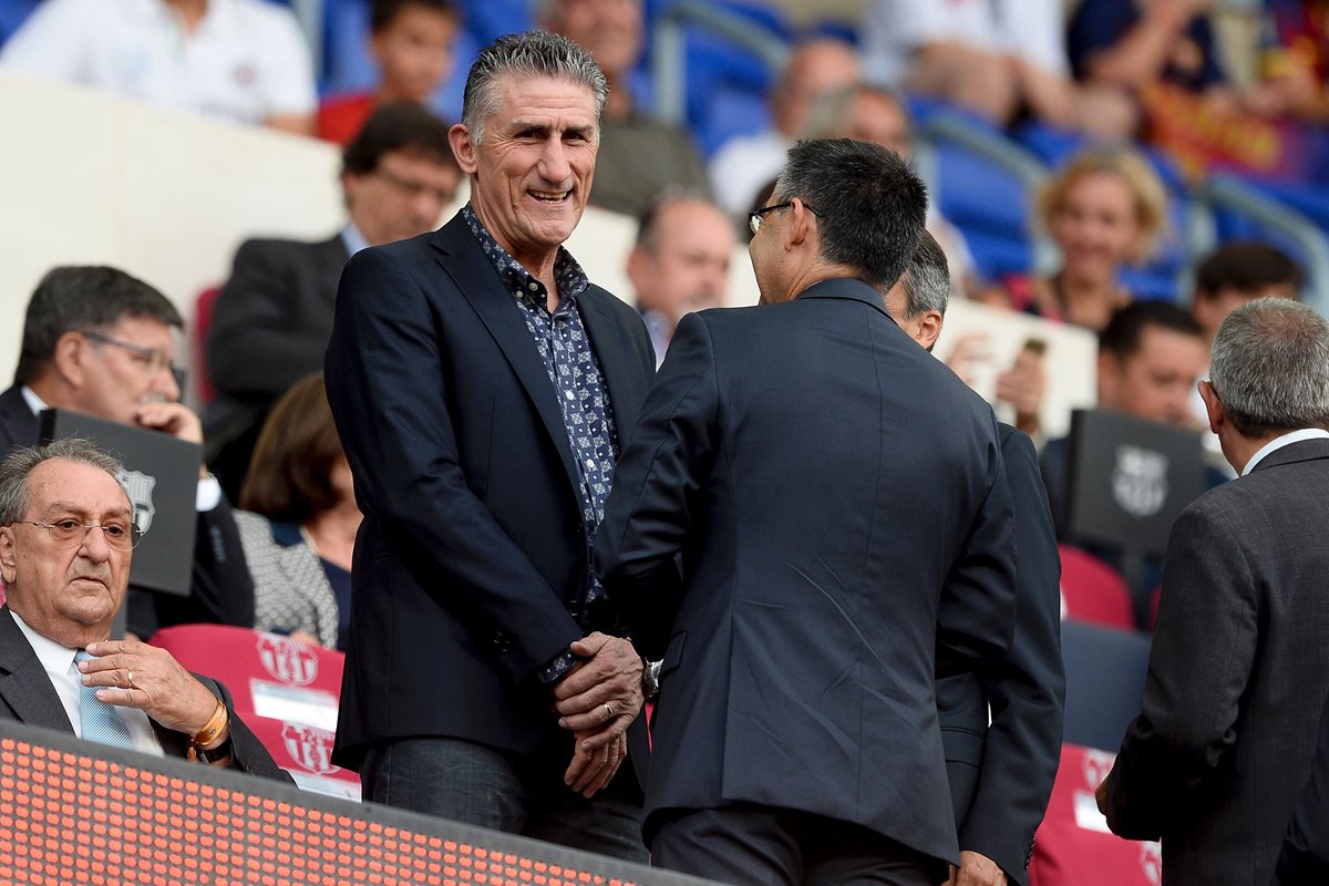 El técnico de la selección argentina, Edgardo Bauza habla con el presidente del Barcelona Josep Maria Bartomeu durante el juego la disputa del trofeo Joan Gamper. (Foto Prensa Libre: AFP)