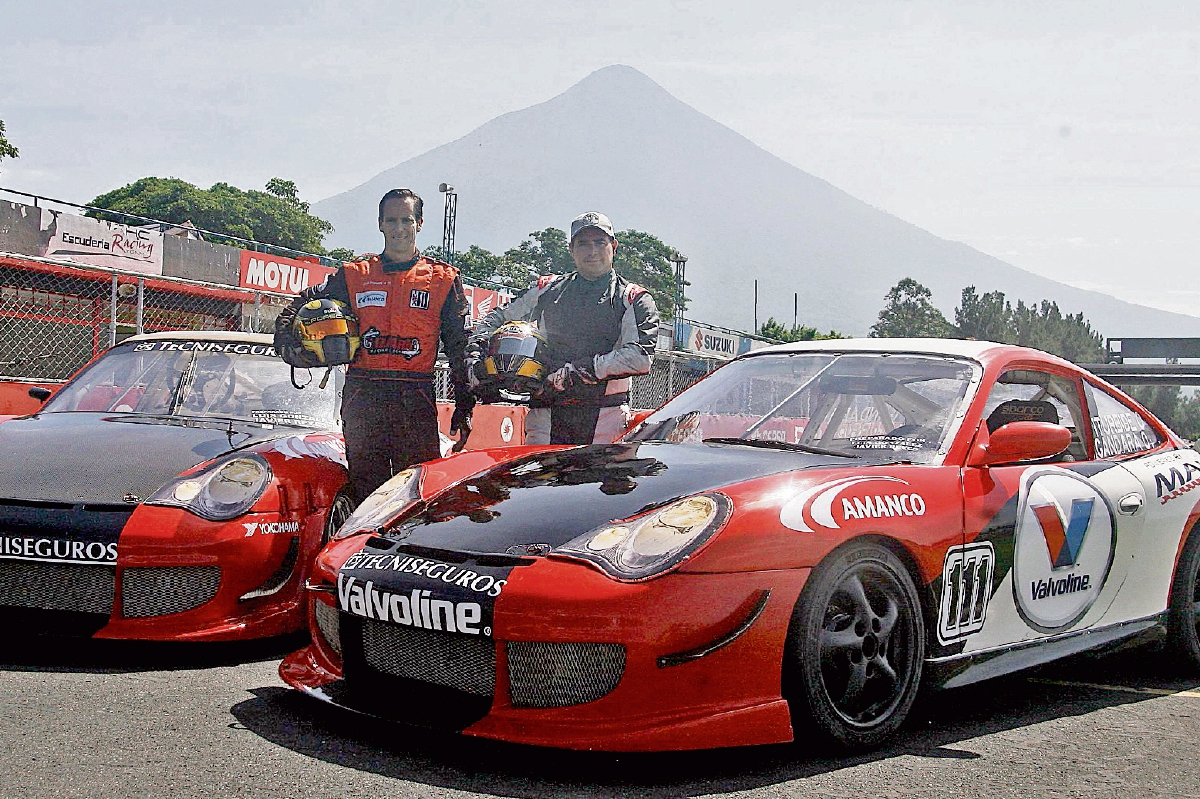 José Iturbide y Moy Gándara —derecha— junto a sus Porsche, con los que correrán este fin de semana en el Autódromo. (Foto Prensa Libre: César Pérez)