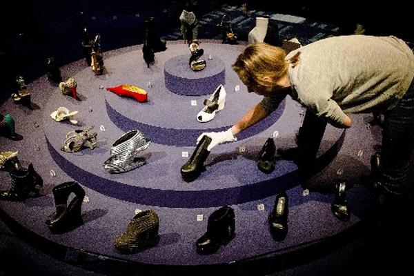 Un miembro del equipo del museo Kunsthal, en Rotterdam, Holanda, da los últimos toques a la exhibición de zapatos, S.H.O.E.S -Sexy Heels Or Easy Sandals (tacones sexis o sandalias cómodas, en español). (Foto Prensa Libre: EFE)