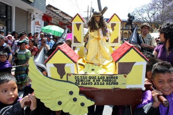 Procesión infantil de Jesús Nazareno recorre una de las calles de Santa Cruz del Quiché. (Foto Prensa Libre: Óscar Figueroa) <br _mce_bogus="1"/>